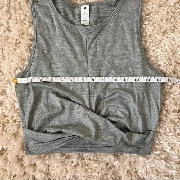 Yogalicious women’s crop tank top with twist front. - Picture 4 of 6
